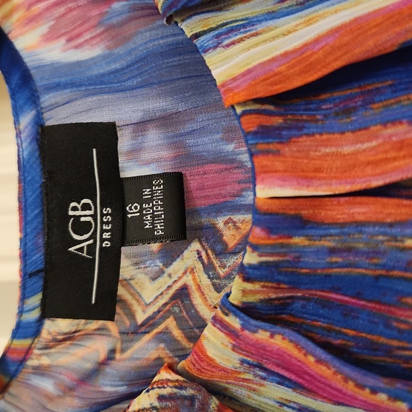 Colorful dress! It has belt loops to show your curves by adding a belt💃🏽 - Picture 3 of 7